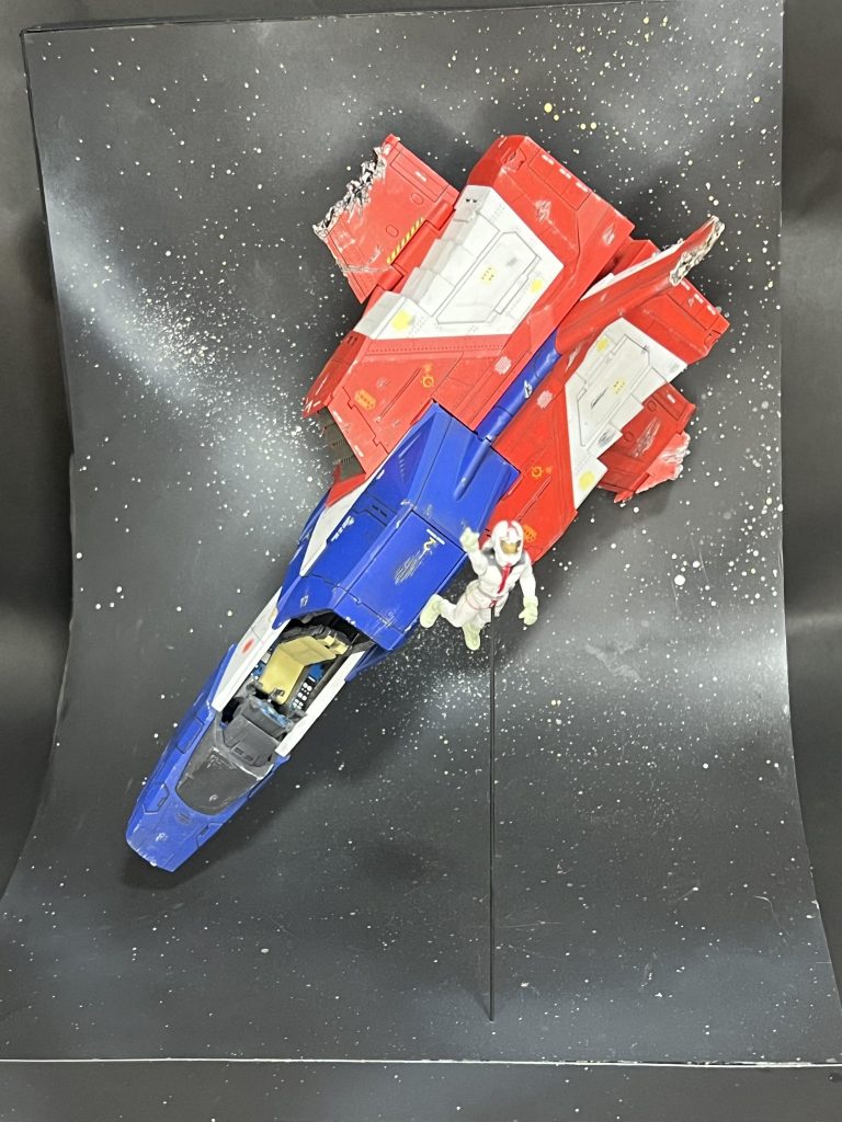 ジオラマの全体はこのような感じになっています。 めぐりあい宇宙やTV版の最終話ではア・バオアクーの爆発からボロボロになりながらもアムロを乗せて脱出し、ホワイトベースクルーの元に帰るシーンを再現したくてコアファイターを徹底的にボロボロにしました。