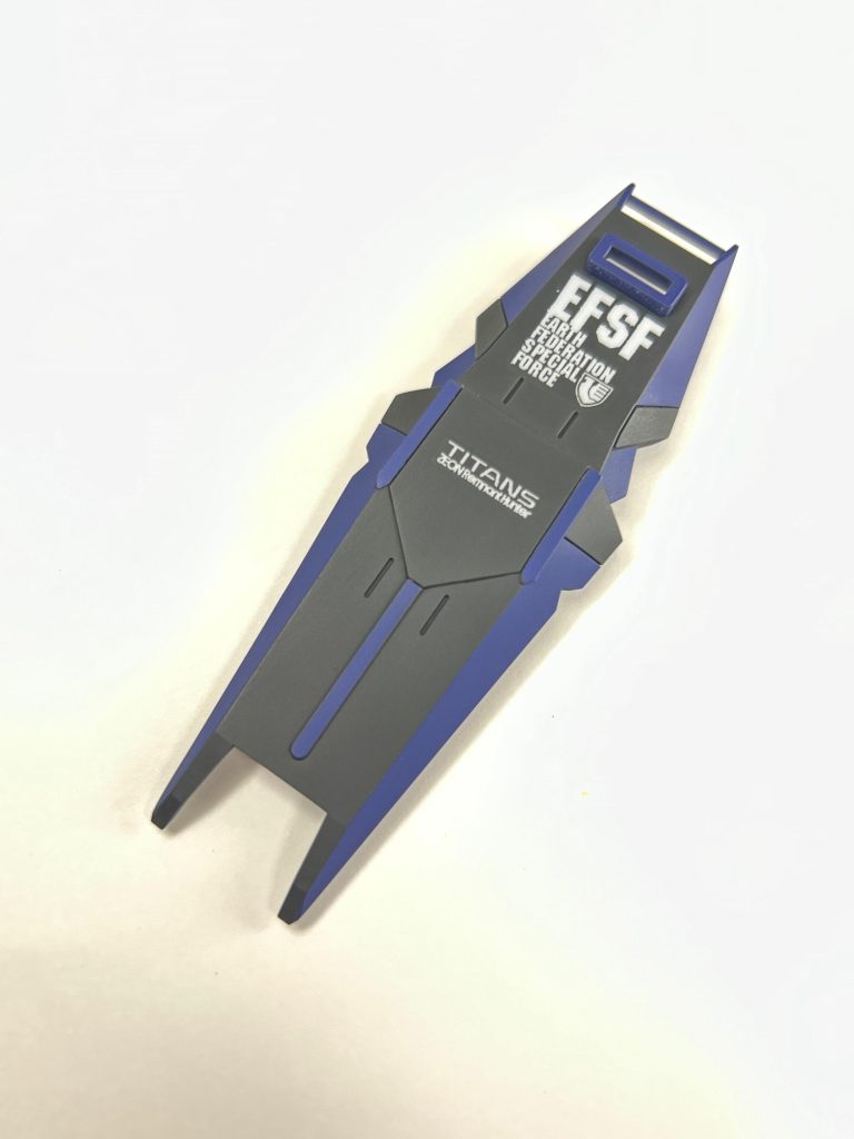 シールドです。こちらもデカールはジムスナイパーⅡとお揃いのデザインに。実は、完成間近になって、スムースクリアを吹いたら自作したEFSFのデカールに盛大なシルバリングが発生してしまい、全部塗装を剥離してやり直しています（泣何気にマスキングが面倒臭いデザインなため、メンタルがやられましたw塗装ハゲ対策として、こちらも下腕に埋め込んだネオジム磁石で着磁固定できるよう修正しています。