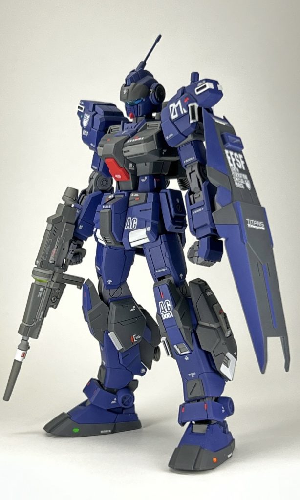 フロントビュージムともガンダムとも言い切れない独特のスタイリングがペイルの魅力ですよね。腰と膝の艦隊コード「AG」は、前作のジムスナⅡと同様、アレキサンドリア級「Al-Gizeh（アル・ギザ）」の配備機体を意味します。ナンバリングは1号機＝小隊長機としていますが、設定では何が正解か明言されていません…。今回は全体的に各部バランスの微調整に留め、基本的には素直にキットを制作しています。とは言え、ペイルシリーズ独特の肘関節がどうにも気になってしまい、ジムスパルタンの肘関節を移植しました。その他、細かな部分では脛内側の白いダクトはプラ板箱組からスクラッチ、ハンドパーツはお気に入りの「三角屋」さんから。