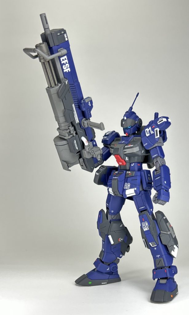 撮影ブースが狭いため、なかなか良いアングルで撮れませんw近々、ブースを新調するので、そのうち撮り直します。→ 撮影やりなおしました。腕部ウェポンラックの穴はプラ板で塞いでしまったので、ネオジムを埋め込んで装着できるようにしています。それよりも、関節の保持力がヘタレそうです。ちなみに、エネルギーユニット？と腰アーマーは、定番のネオジム磁石で着磁固定させてます。