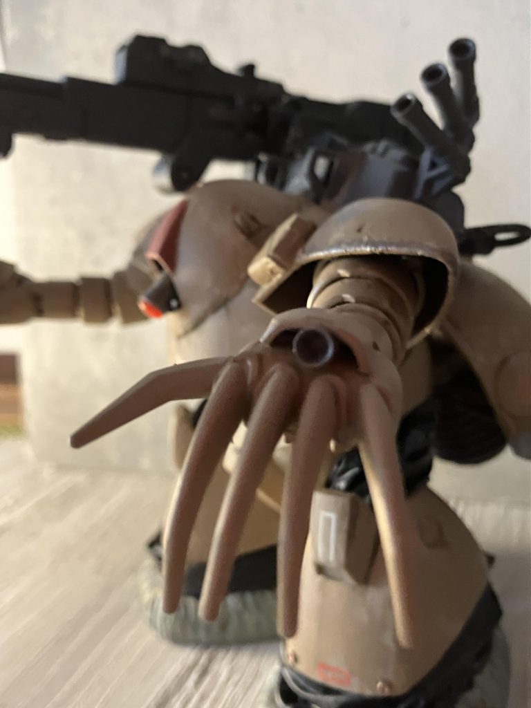 長距離砲以外にはクロー甲上部に小口径のキャノン砲を配置