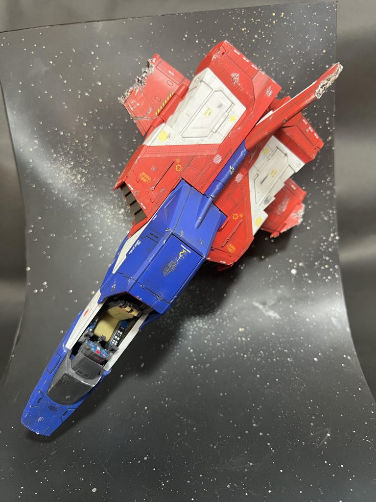 コアファイターは主翼及び尾翼をダメージ表現してカット。めぐりあい宇宙のラストシーンでコクピットコンソールが点滅しながら漂うシーンは印象的なのでコンソール裏にLEDをしこみ、光るようにしました。(わかりにくいですがコンソール赤く光らせてます。) 宇宙空間のジオラマは薄いプラ板に何色かでグラデーション塗装をしたあと、星はスパッタリングでつけました。初めて宇宙を描いたのですが、思ったより良い感じに描けたかなと思います。