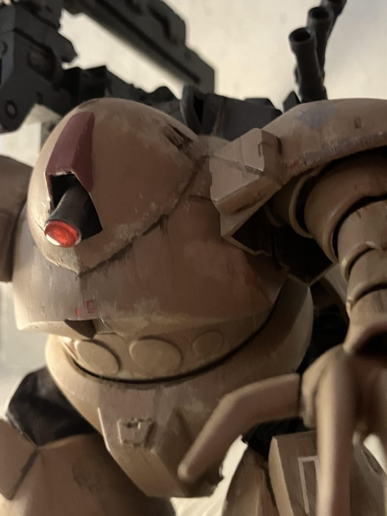 1番の白羽の矢が立ったのが重装工を誇るゴッグであっただがゴッグは、その装甲ゆえに機動性がなくまた地上での活動時間も限られていたそこにツィマット社技術士官がドムのホバー技術を転用することを思いつくのであった