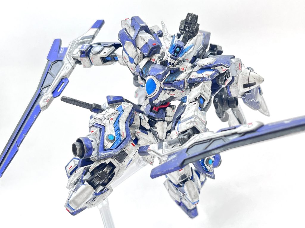 ・GNバスターソードIIIこちらも形状は変化は殆どナシ、手を加えたのは持ち手部分の形状変更ぐらいです。そのままだと二刀合わせた時に袖部分に思いっきり干渉するので持ち手とその周りの部分を三角になるように削った…はずなんですけどそれでもダメだったんですよね。おかしい…塗装する前は持てたのに…(多分塗膜のせい)