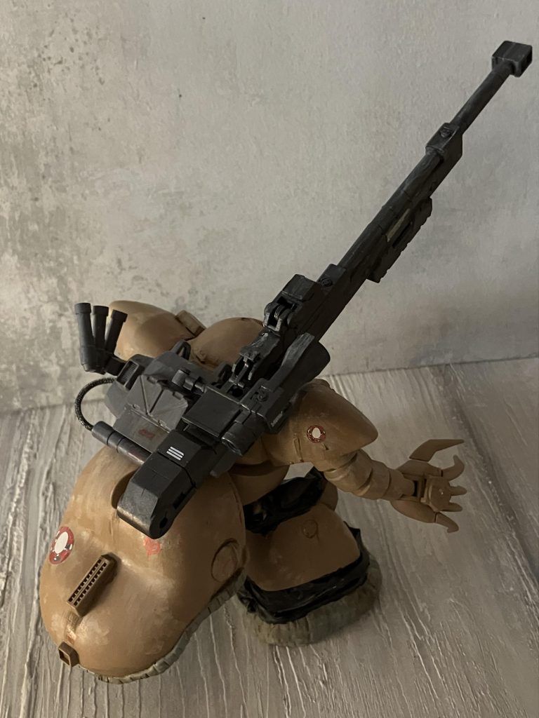 移動性の格段の飛躍にともない、ゴッグには長距離砲が配備されるこれは単騎での敵主力部隊への先制攻撃を仕掛けるためであった