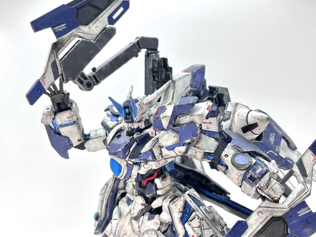 ちなみにGNバスターソードIIIはバックパックのサブアームに懸架できます。GNロンゴミニアドも同じく横向きで懸架できます。GNバスターソードをIIもIIIもどっちも持ってるだなんて贅沢なMSですよねぇホント笑