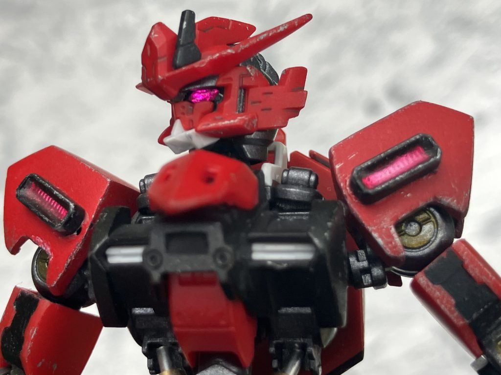 ツインアイと両肩のセンサーにはホイルシールを貼ってUVレジンを流し込んでいます。