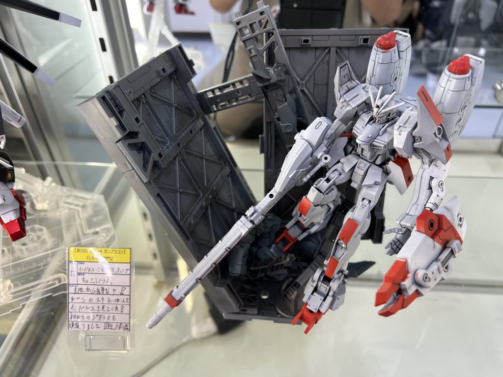 ということで秋葉原のイエローサブマリンさんに展示したお姿。こんな感じに9月末まで展示されてますんで、よければ見て行ってくだされ。ついでに投票して下さったら五体投地します。