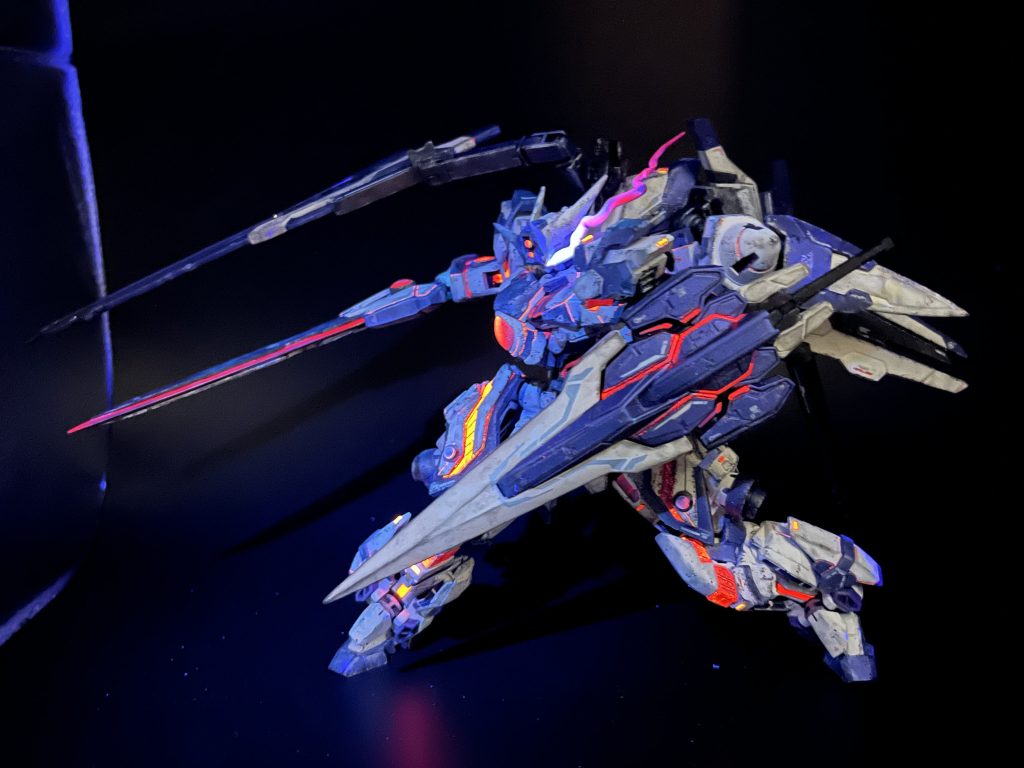 フルアーマー形態でブラックライトを照らすとこんな感じに。もはやヒール役🤣