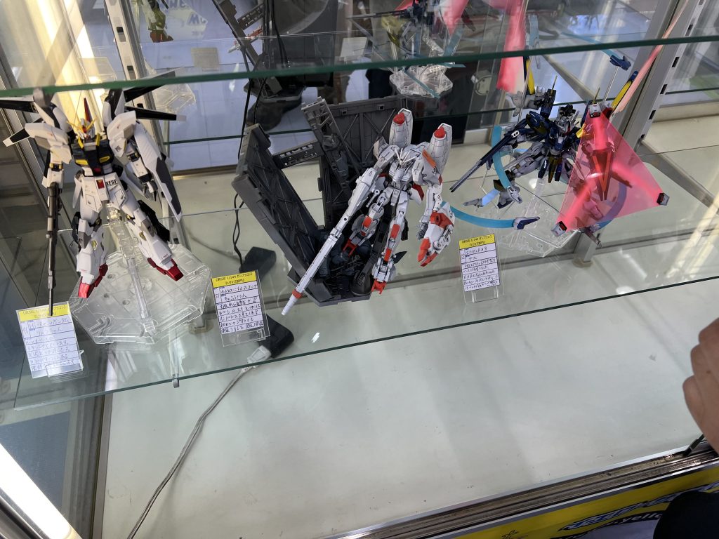 友人のモビルスーツとも並べられました。いつもタイミングが悪くてバラッバラになるのですが今回は並びました。2人ともGUNSTAをされております。