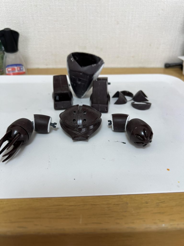 今回関節はボールデンアームアームズのボールジョイントや関節を使ってみました。腕はボールジョイント。足はボールジョイントと2列の回転軸ジョイントで膝関節の可動範囲を増やしました。