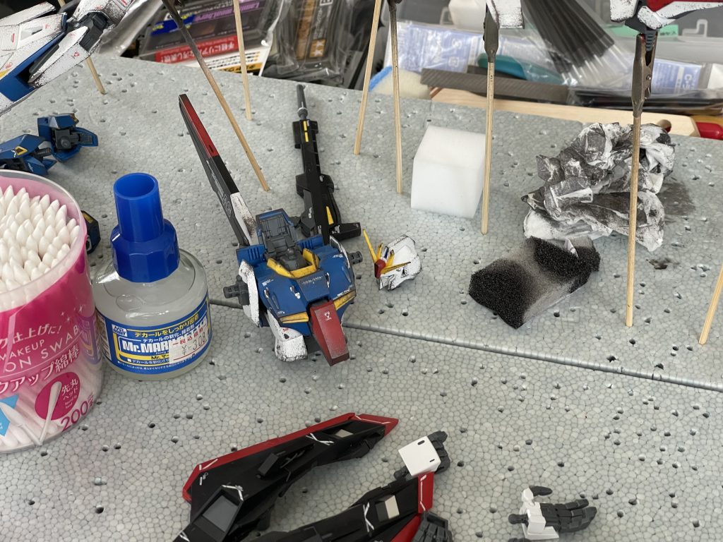 デカール貼ってチッピングとリアルタッチマーカーで劣化した感じを出していきます