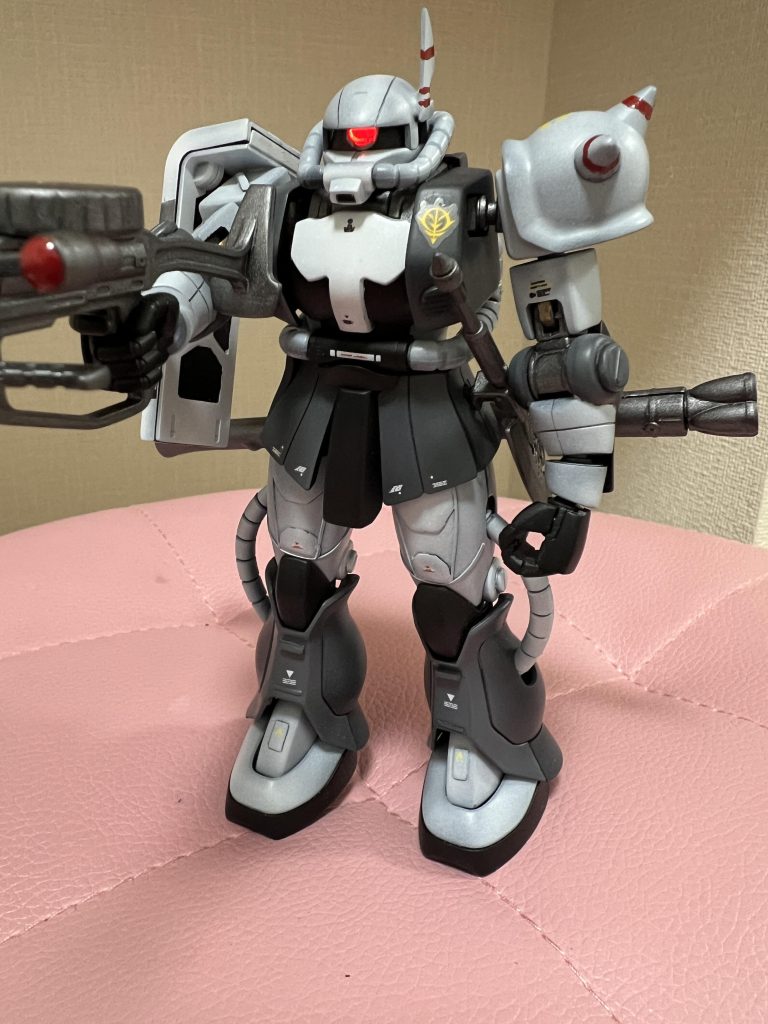 モノアイはミライトを強引に埋め込んでます。安上がり。今回塗装はグラデーション塗装に挑戦!個人的には満足してます。デカールは中華品。細かすぎて見えません。顕微鏡欲しい。