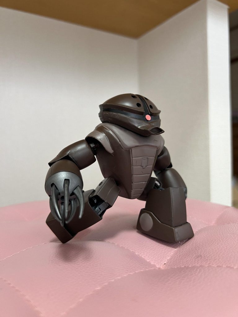 サッカーボール蹴ろうとしてます。