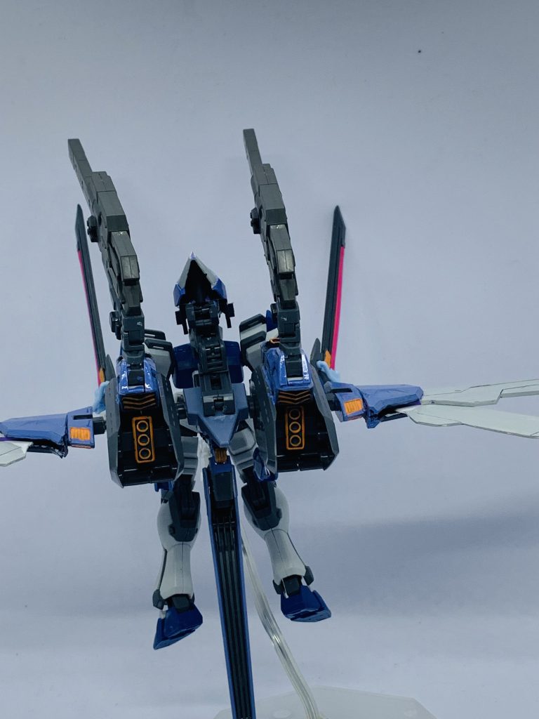 コトブキヤさんのレイジングブースター、エグゼニスウイングのパーツを基盤に、シグーディープアームズ、CSモビルディン、鉄血大型レールガン、HGデュエルのシヴァ、MGデュエルのアサルトバーニア等を着けて形にした。
