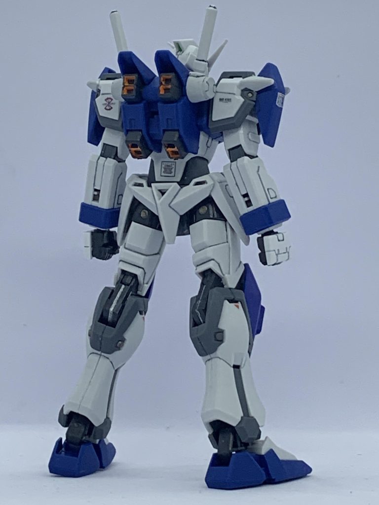 前後ショット。今回デカールをアシンメトリーに入れたり斜めに入れたりと面白カッコよくなりそうな事は全て詰め込みました。また各所にスジ彫りを入れてディテールを追加して密度を上げる作業をしました。