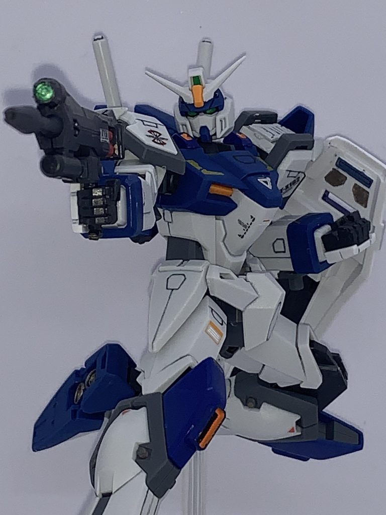 種撃ち。ライフルのレンズもビルダーズパーツのサイトレンズを使いディテールアップしてます。足裏のバーニア部や脹脛の留め具?みたいな所にミスターホビーマーカーの焼き鉄色でワンポイント足したりしてます。