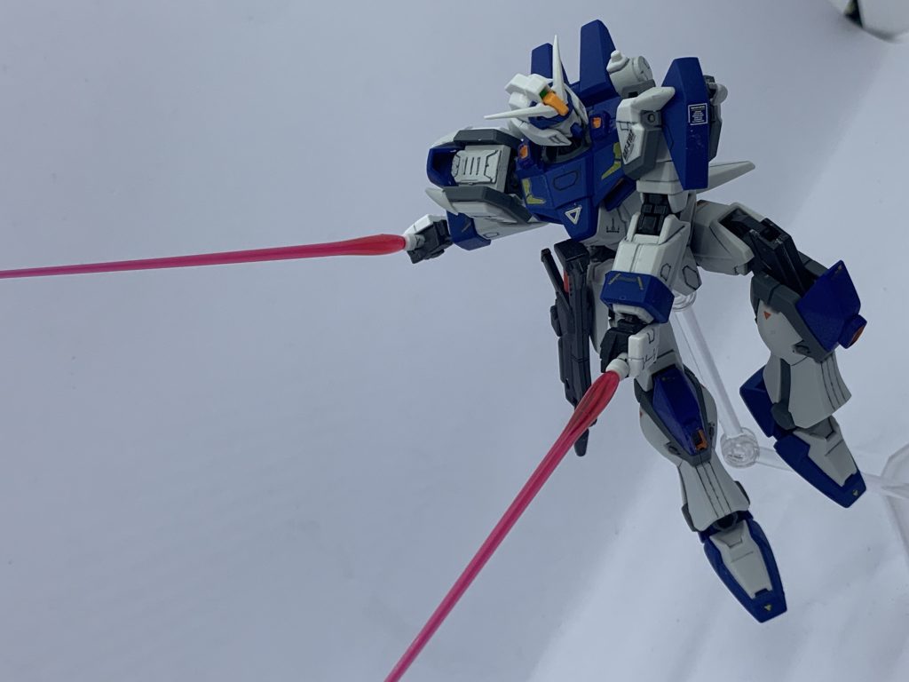 何枚か。ライフルはネオジム磁石で腰に装着可能。肩や首横、膝やビームサーベル受け基部にディテール追加してます。