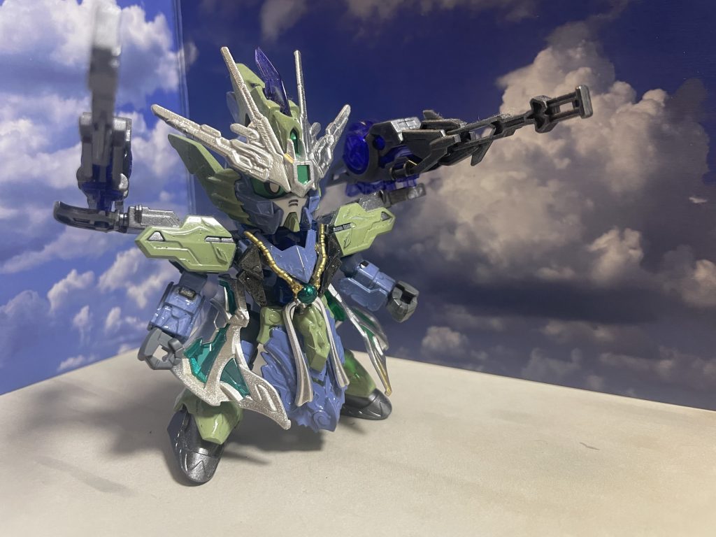 乗る人。ジャンクの詰め合わせでできています。特にこれといったモチーフはありません。ハロの首飾りだけは決まりです。