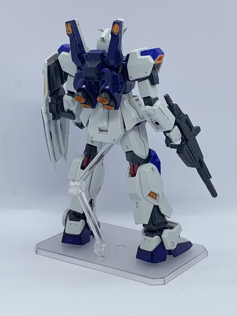 前後ショット。シンプルでいながらもディテールも多く、メリハリの効いた初代よりマッシブに見える雰囲気ながらもスマートさも併せ持つこのシルエット、改めてカッコいいですね。アニメ観てない世代ですが宇宙世紀の中ではダントツで見た目が好きな機体です。