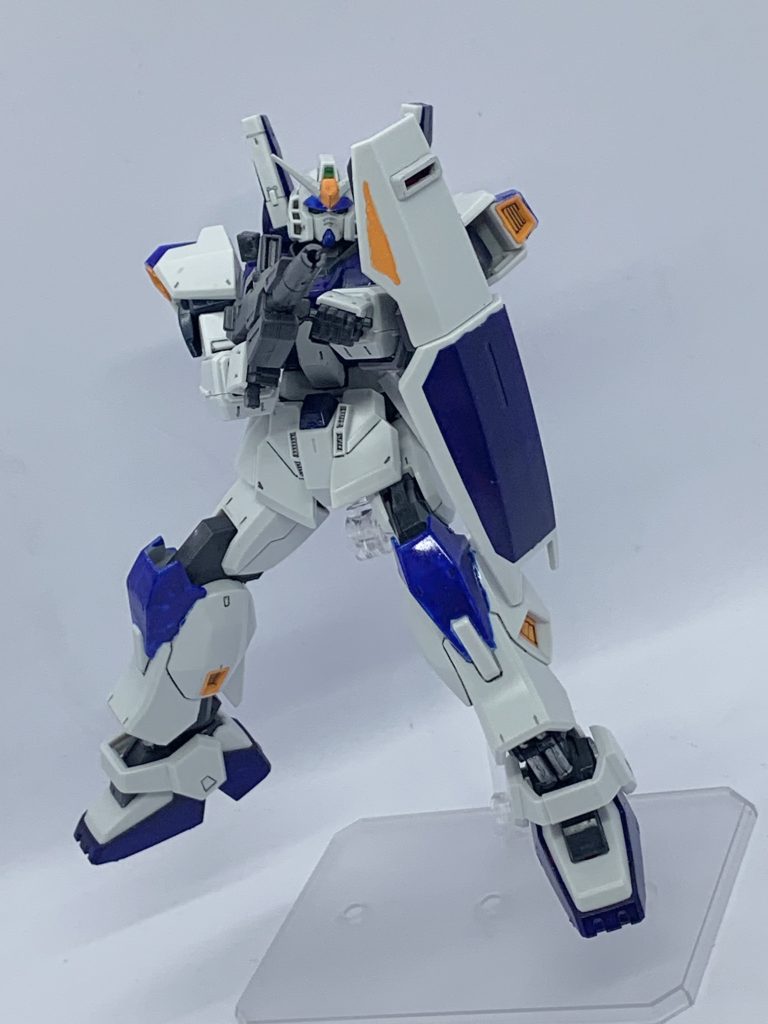 銃を構える姿が様になるミリタリーチックさもある無骨な雰囲気がカッコいいですね。