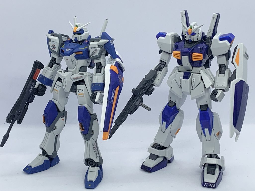 特に深い意味は無いのですが、たまたま最近作ったばかりのデュエルガンダムと並べて撮ってみました。他意は無いです。きっと。こうして見るとシルエットが全然違いますね。面白い。