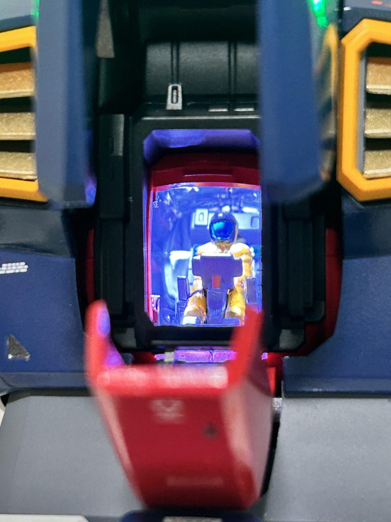 純正品だとコックピットは緑色のLEDでしたが、イメージと違うので白色に変更です。こっちの方がしっくりきますね。パイロットはカミーユではなく、エマさんで筆塗りしましたw