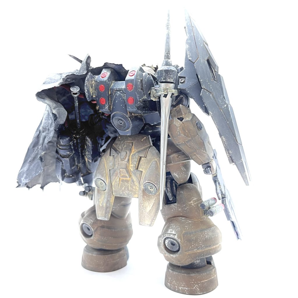 [機体設定]ディランザ･オセルフォルドの夜明けが鹵獲したディランザ･ソルを現地改修し、傭兵用にカスタムしたMS。少ない物資の中で破壊されては改修というのを繰り返したため、元のシルエットとは大きく変わっている。組織の活動資金調達のため、独立傭兵として各地で任務を遂行する。