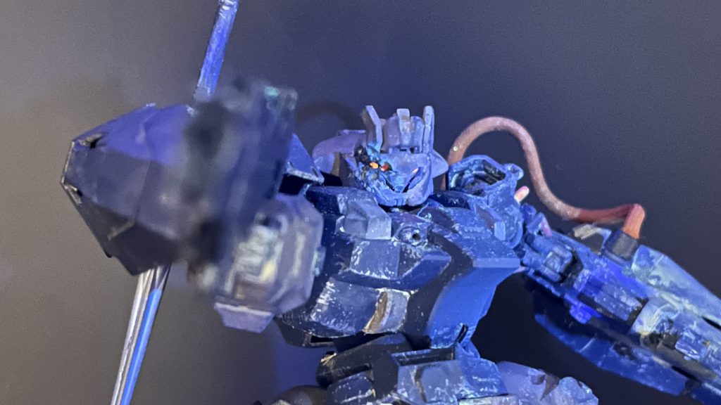 当然ながら強化バイザーメインカメラともにブラックライトで光ります✨ちなみにディランザ・オセルの「オセル」は伝統や文化を意味するルーンで、家族関係を修復する力があるそうです。「故郷」の象徴でもあるそうで。傭兵の乗るMSとしてこれ以上ない名前ではないかと思い、この名前にしました😁