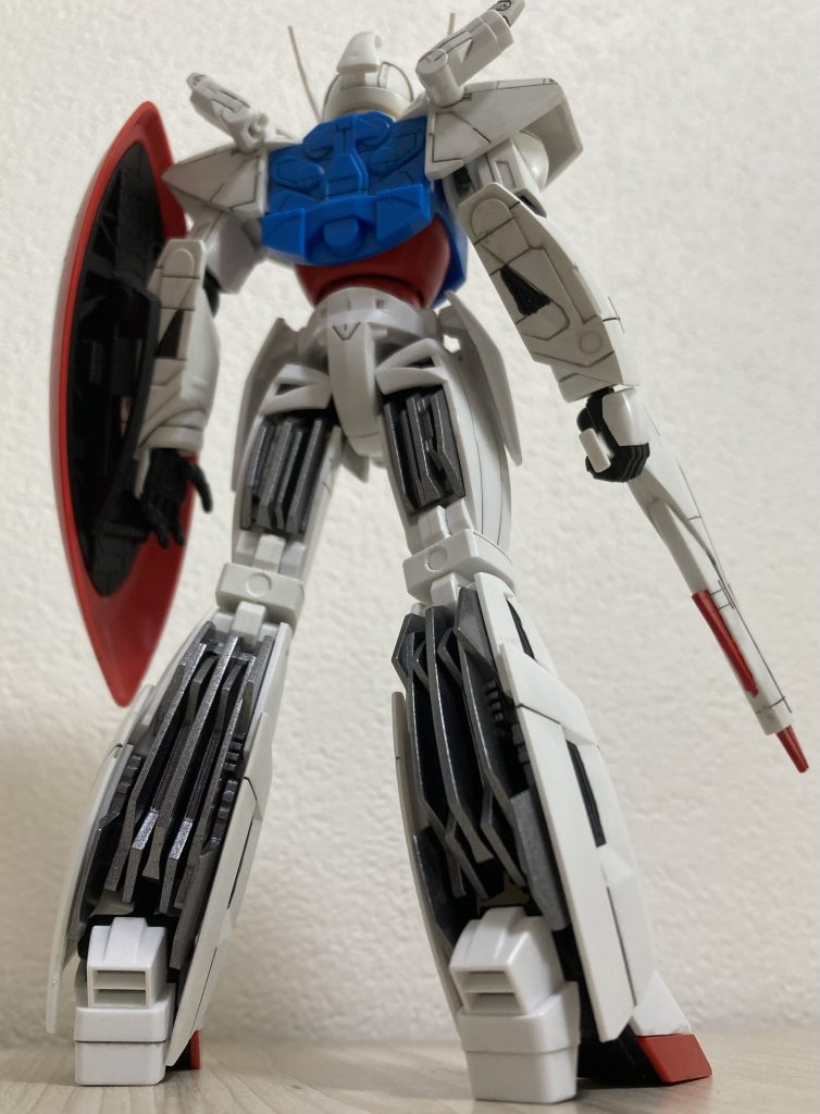 スラスターが背中ではなく足の裏側全体に配置されているのも革新的なデザインでしたね。写真では分かりにくいかもしれませんがガンメタで塗装して金属感を出してます。