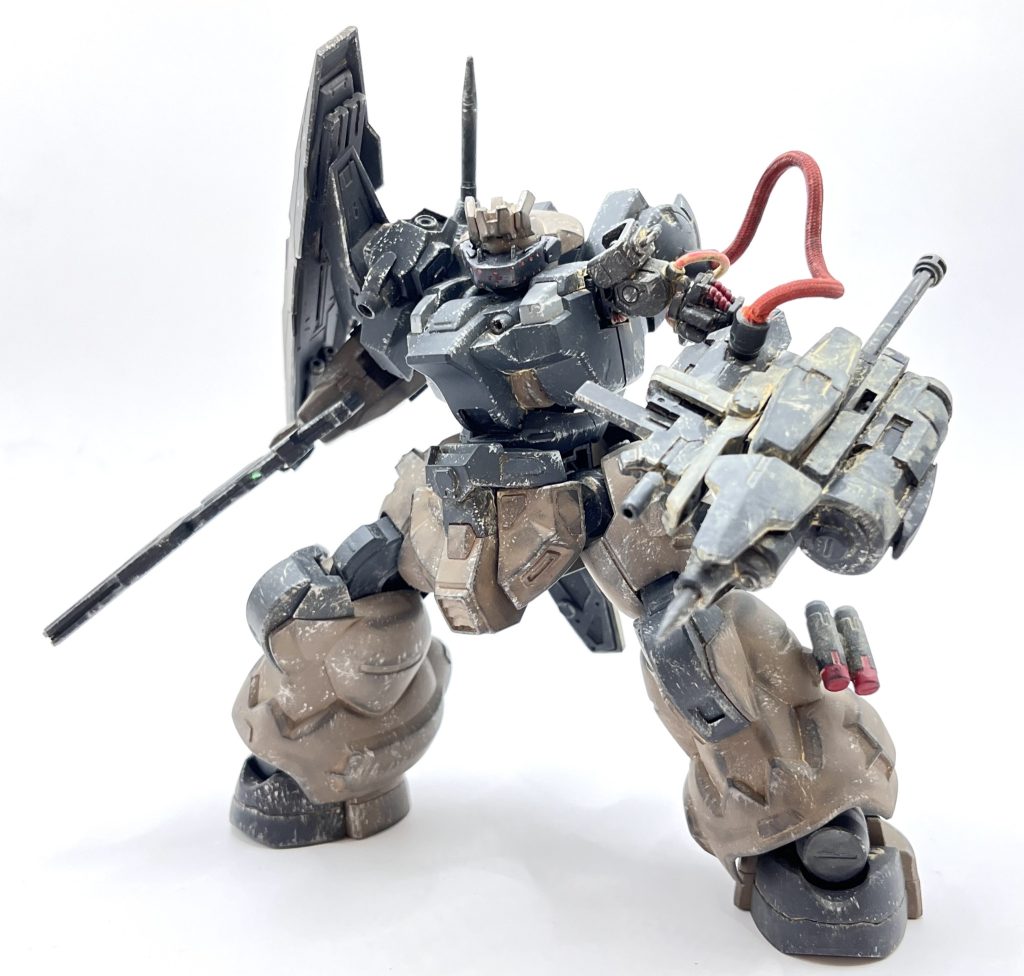 武装は・ビームバヨネッタ付ビームライフル・レイピア・ビームサーベル×2・脚部ミサイル・シールド・HCミサイルランチャー・左腕部複合兵装“へオース“の計7種へオースはガンヴォルヴァのビームカービン、境界戦機ウェポンセット5のパイルバンカー、ルブリス・ウルのビームガトリング、デュナメスの肩と膝パーツをガンヴォルヴァの腕に直接付けるような形で出来ています!好きなんですよね…腕部一体型の複合兵装…(*´ω`*)ちなみにへオースとはギャンブルや意外性を意味するルーン文字で、運命を味方につける力があるんだとか。ちなみにこのディランザ、頭部の強化バイザーを外すことが出来まして、取ってみると…