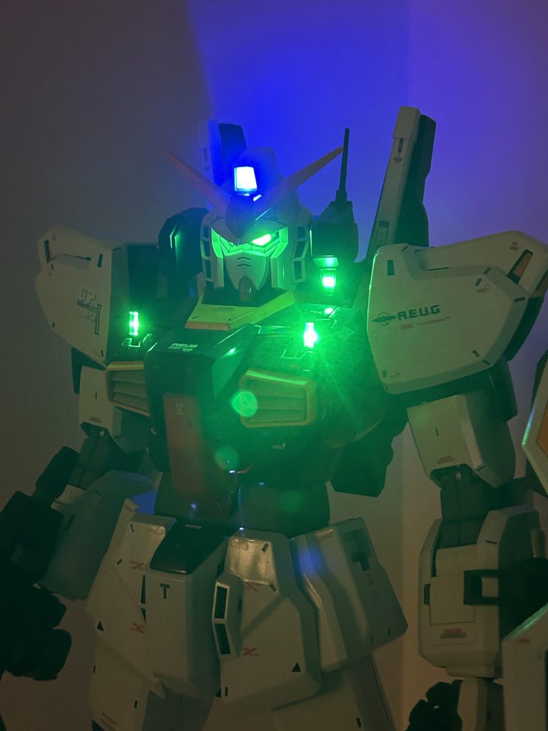 何枚か撮影してこんな感じ。暗くしてみると、なかなか良いですね。ちょっと眩しすぎる気もしますが(^^;;仕事の合間をみて半年くらいかけて何とか完成しました。何度も諦めそうになったけど、とても満足のいく仕上がりです。さて、次はなにを作ろうか…