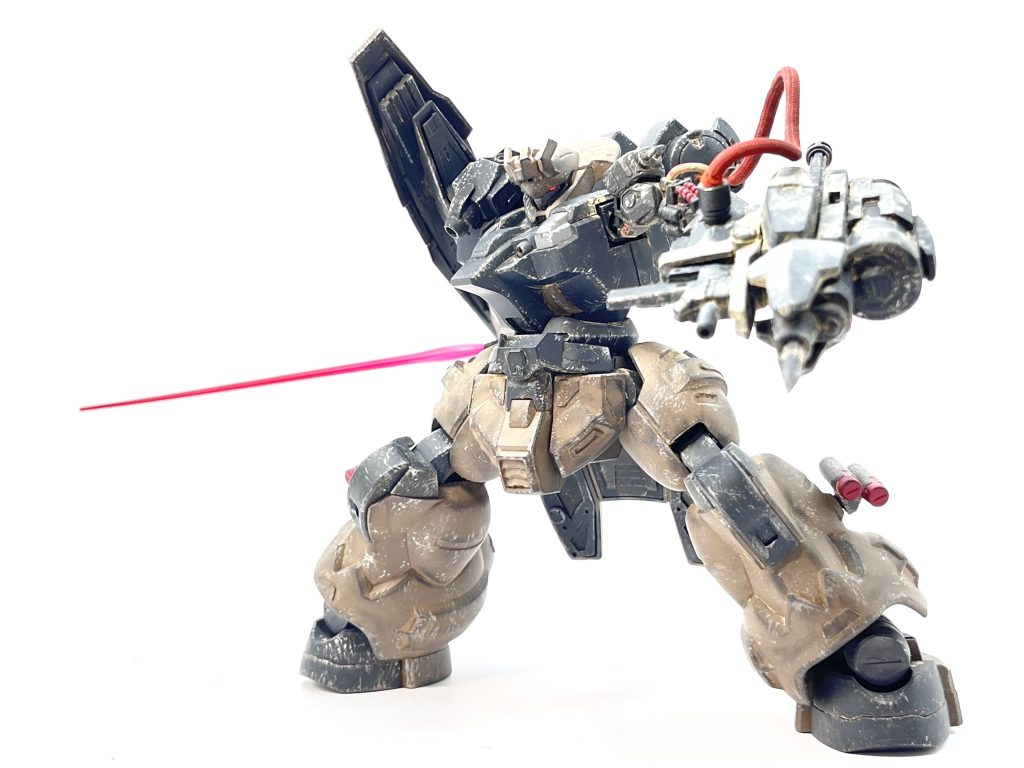 中からガンダムフェイスが出てくるのです‼️ちょっとしたバックストーリーとしてパイロットは組織内でソフィ、ノレアと関係があった戦争孤児のとある少女。2人が死亡した事実が彼女の耳に届き、仇をとるために傭兵として情報と活動資金を集めつつ行動する。ウルとソーンのパーツが使われているのは形見の意もあってのこと、だとか。というものがあります。