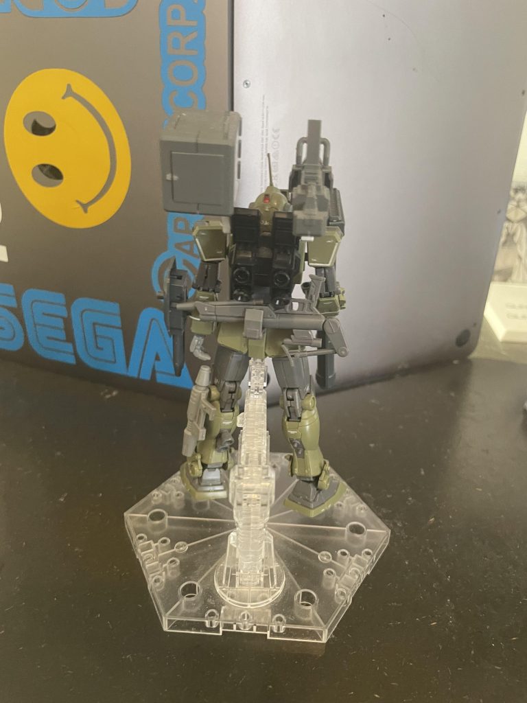 リア腰にスナイパーライフル、脚部にビームスプレーガン、右肩にキャノン砲、左肩にミサイルをマウントしています。