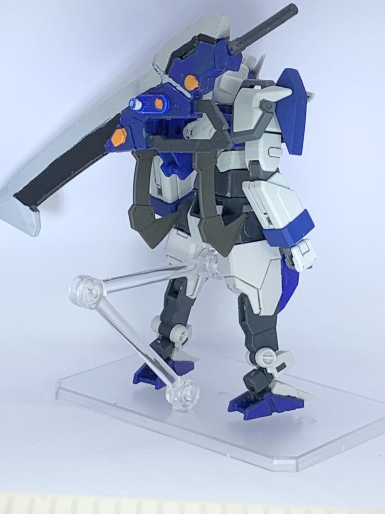 後ろ姿。装備を実体剣に絞っています。また、シルエットやバランスを考え今回はコアガンダムIIを素体としています。