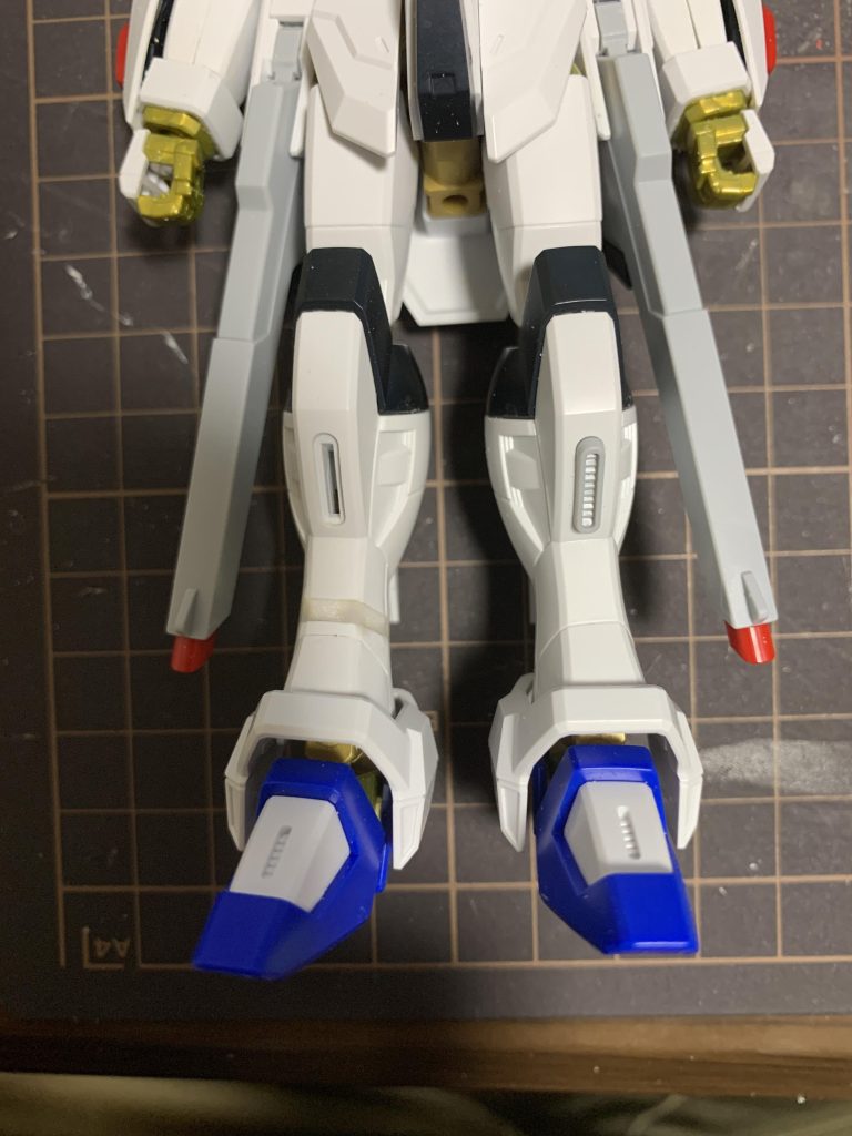 脚は脛部で2mm延長。伴ってフロントスカートが少し小さく感じたので1mmプラバンを下面側面にそれぞれ貼り付けて大型化しています。(写真は加工前)