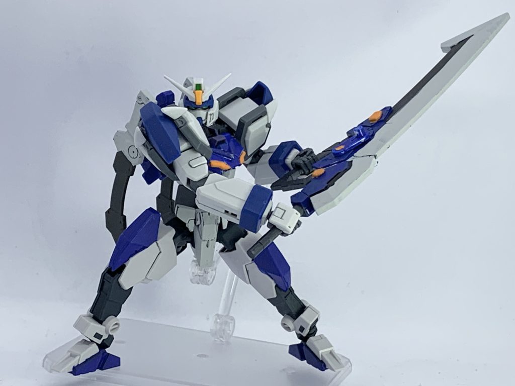 振り下ろす以外は基本的に両手持ち。やられる前にやる近接特化一撃離脱型の機体です。