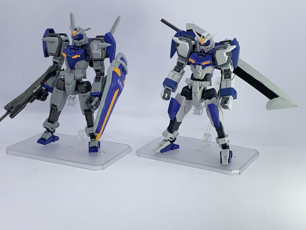 旧コアデュエルガンダムとの比較。少し猿っぽいシルエットになってしまっていた旧から腕は短くなりつつ足が延長された事でバランスがよくなりました。また武装を変えた事で、デュエルを小さくしただけからより「コアデュエル」感を出せました。