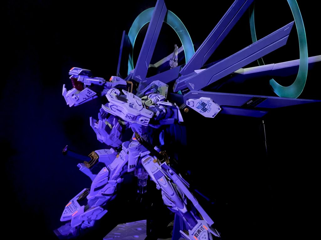 頭突き砲台の構えと羽根展開式のヴォワチュールリュミエールをヘッダー画像にしてみました。お気にのポージングですが今のフォトブースにはMG大きかったので次からブース無しで撮ろうと思います_(:3」z)_2024/08/06 取り直しました(*｀･ω･)ゞ