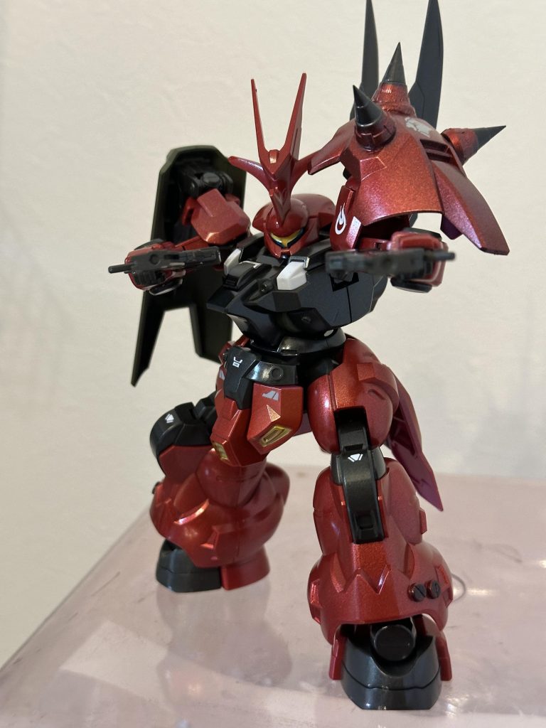 右肩はシールド、左肩はスパイクあの、公国の、あのMSをオマージュしてますww