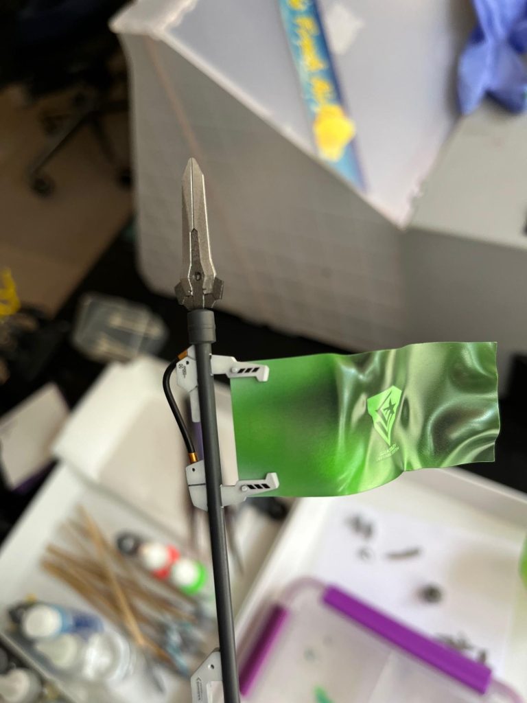 旗はもっと長くしたかったのですが、ヒートガンで曲げるときの失敗率が非常に高く、結局この小さな部分しか使えませんでした。(zaku-kao9)