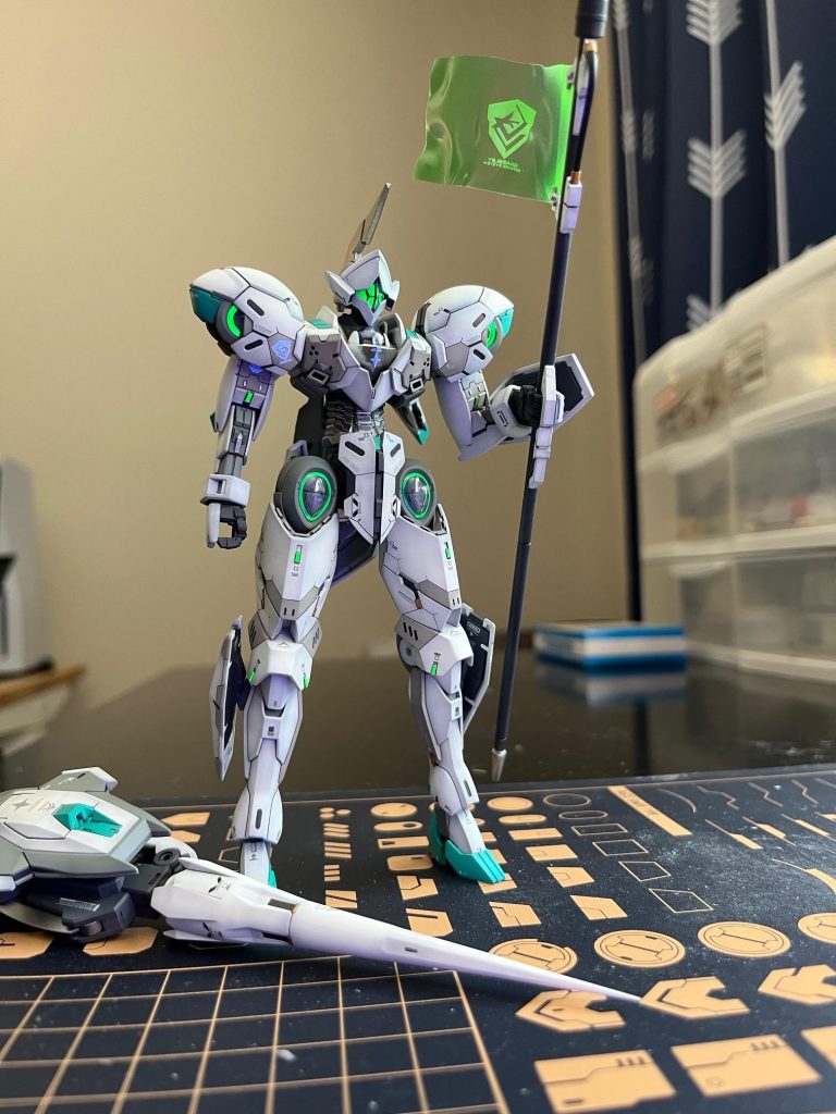 蛍光グリーンは紫外線ライトの下で光ることができますが、正式に写真を撮るときには紫外線ライトを使用しませんでした。主に白い装甲が少し紫色になってしまうからです。