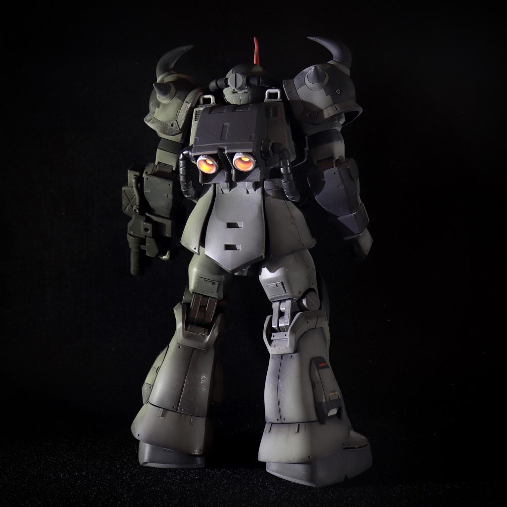 後ろからリアスカートは後々バズーカが手に入った時に取り付けしたいので穴埋めはしておりません。バーニア内部はブラックライトで光るようにしました。