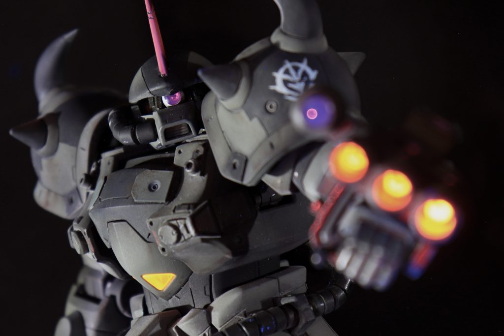 銃口はブラックライトで光ります。