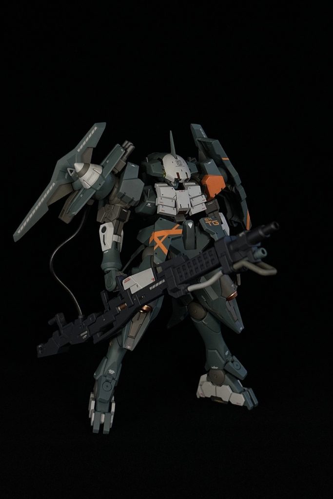 肩に懸架しているシールド&GNディスチャージャーは任意の角度に変えられる様にオプションパーツを使用して改造しています