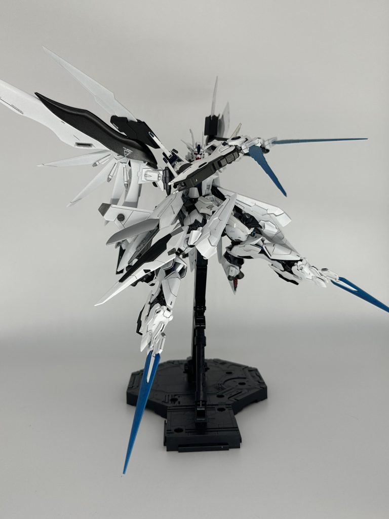 02. 改修後の継戦能力 補助AIに『KikeLa-βⅠ』を搭載し、機体制御を負担させることによって操縦者への負担を軽減した。 これにより操縦者に頻発していたパニックや過剰な回避・迎撃運動を抑えることに成功し、機体にかかる負荷も軽減した。当AIはそれほど高性能な処理能力を備えているわけではないが、その分本機の稼働によって発生するGにも耐えるハードと余計な干渉を起こさないソフトの両面から採用されている。余分な運動が減少した分、機体に蓄積する熱が抑えられた。追加装備により換装したサイドアーマーや、リアアーマーの放熱版、換装した脚部の形状により、排熱能力も向上した結果、熱量蓄積問題も幾らか軽減されている。 また、パイロットにかかる精神的な負荷は前述の補助AIが、肉体的な負荷はコックピット・パイロットスーツの特殊液体を利用した技術により軽減されている。 3度目の実戦出撃時には4分の交戦後、予想ほどの排熱処理を施さなくとも良い状態で帰還するなどの、確かな改修結果を発揮した。