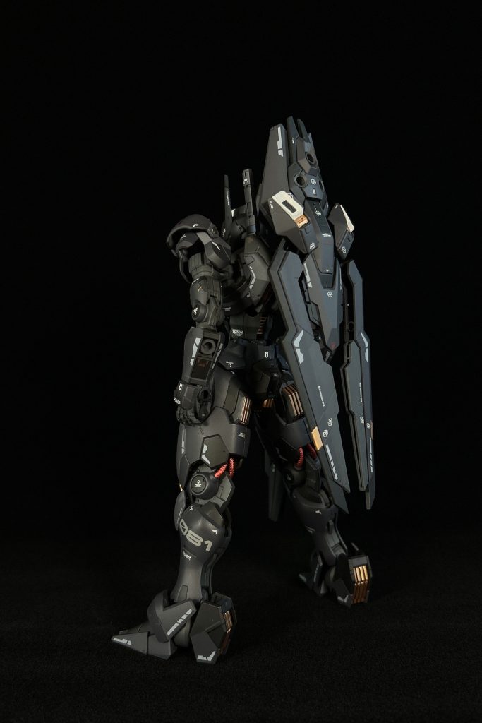 シールドもキャリバーンの背中を盛るカスタム内容に沿って背中に配置しました。HGよりパーツが大きいので塗り分けも簡単でした。