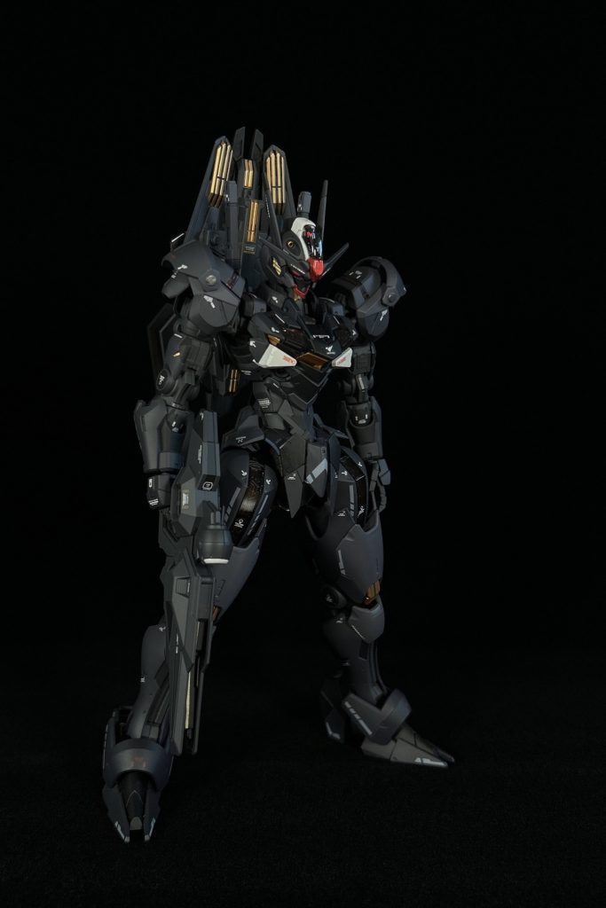 キットの素性がすごく良かったので製作はとても楽でした。カラーリングは以前製作したHGガンダムキャリバーンと同じようにしてほしいとのことだったので、キャリバーンのカラーリングを踏襲しつつエアリアルに適正化して配色しました。