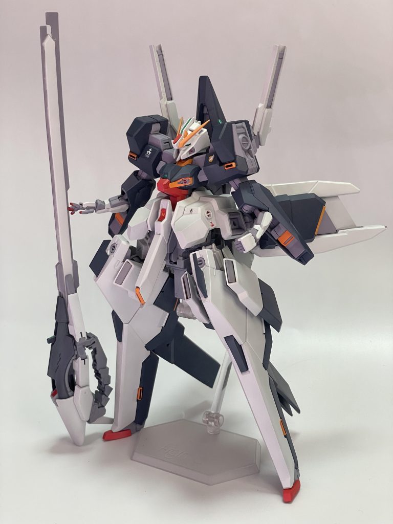 プロポーションの改修は、腰部装甲の形状変更と取り付け位置を3mm上昇、脚部関節を切り詰めて3mm短縮、脛のC面の幅増し、足の形状変更、顔の内頬削り込み、キャノンの取り付け位置を機体側に寄せています。また背面のブーストポッドは大きさと取り付け穴が気になったため、TR1ハイゼンスレイのブーストポッドを使用しています。