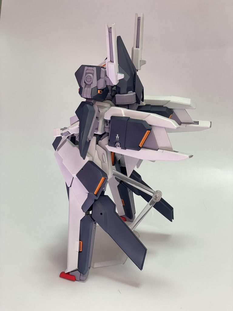 コンポジットシールドブースターのブレード、脚部スラスター、ランディングギア、バインダーとその取り付けラッチを3Dプリンターで作成しています。